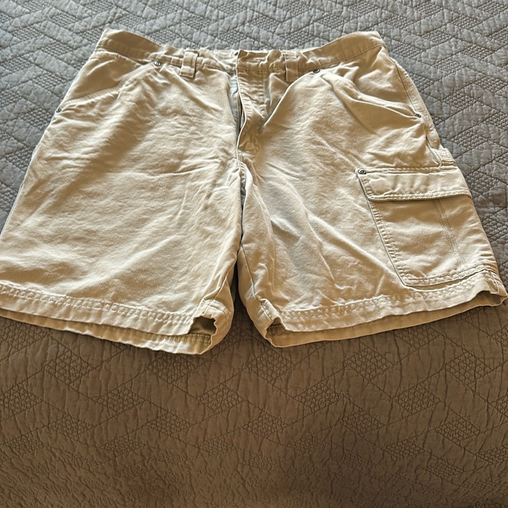 Like New Columbia Sportswear Cargo Shorts Size 36